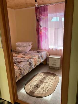 Гостевой дом Время счастья Ая Улучшенный четырехместный номер-1