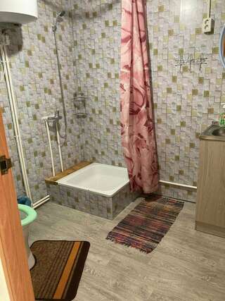 Гостевой дом Время счастья Ая Улучшенный четырехместный номер-11