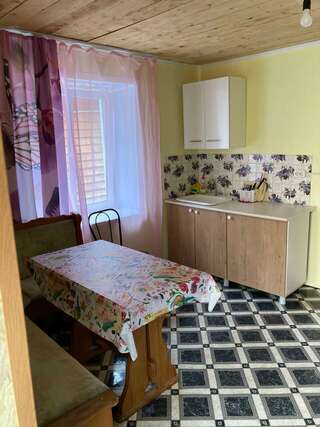 Гостевой дом Время счастья Ая Улучшенный четырехместный номер-6